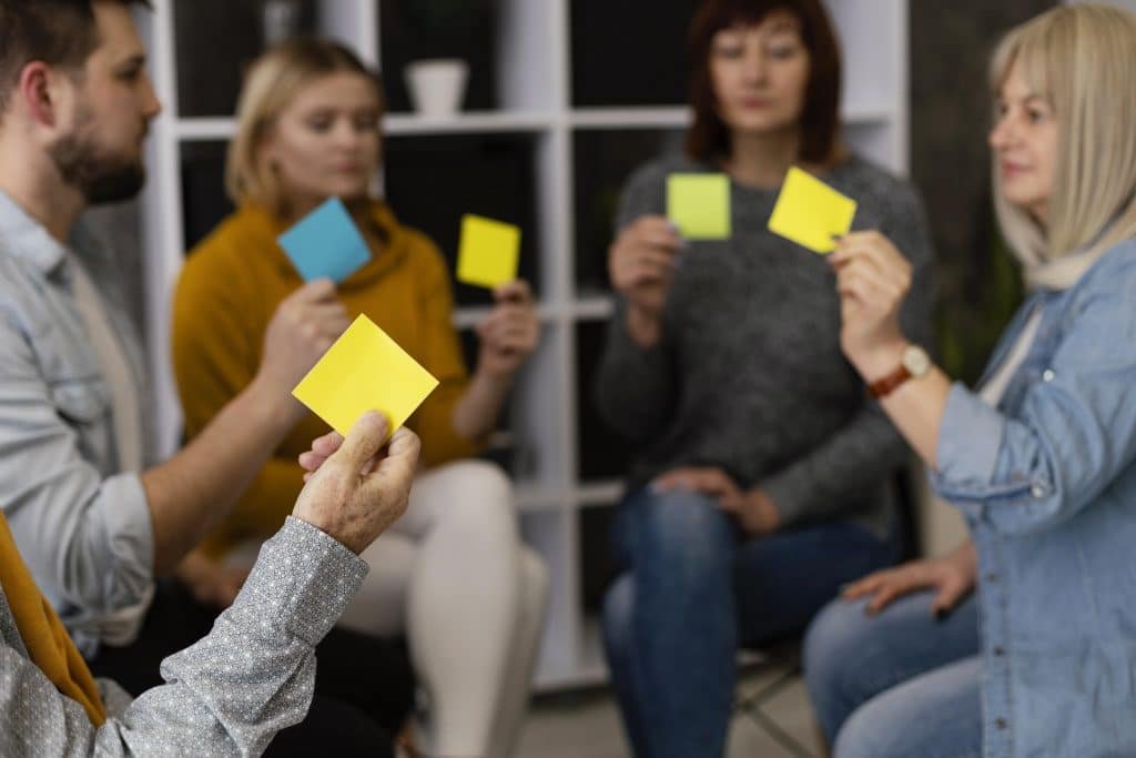 sessao de terapia de grupo com notas adesivas